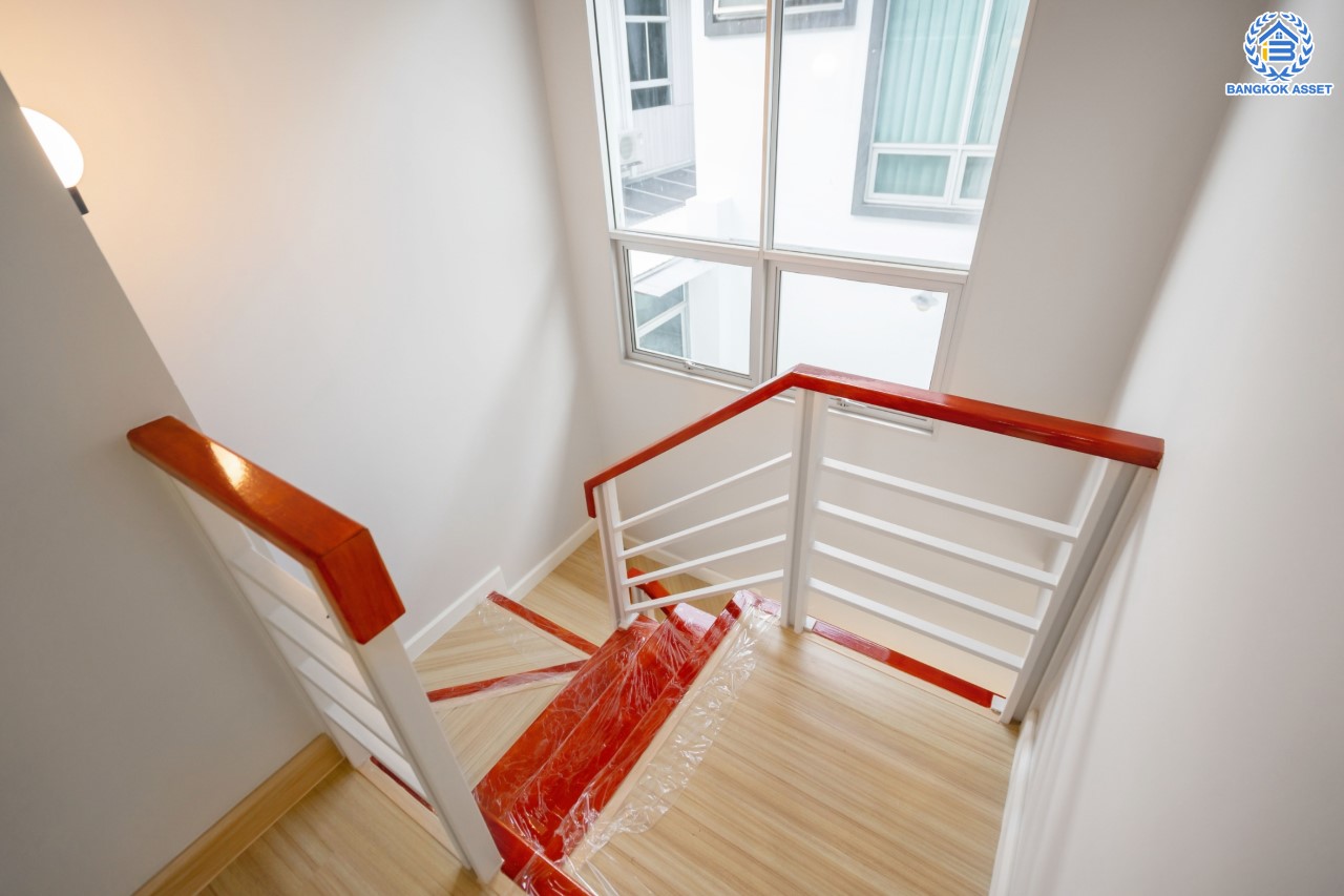 บ้านมือสองตกแต่งใหม่ ม.วิลล่าการ์เด้น3 บางกรวย-ไทรน้อย เนื้อที่ 54.2 ตร.ว. ฟังก์ชัน 4 ห้องนอน 3 ห้องน้ำ จอดรถได้ 2 คัน บรรยากาศเป็นส่วนตัว บนทำเลศักยภาพ ใกล้เซ็นทรัลเวสต์เกต เชื่อมต่อหลายเส้นทาง ถ.รัตนาธิเบศร์, ถ.กาญจนาภิเษก และราชพฤกษ์ และรถไฟฟ้า "สถานีบางพลู"...